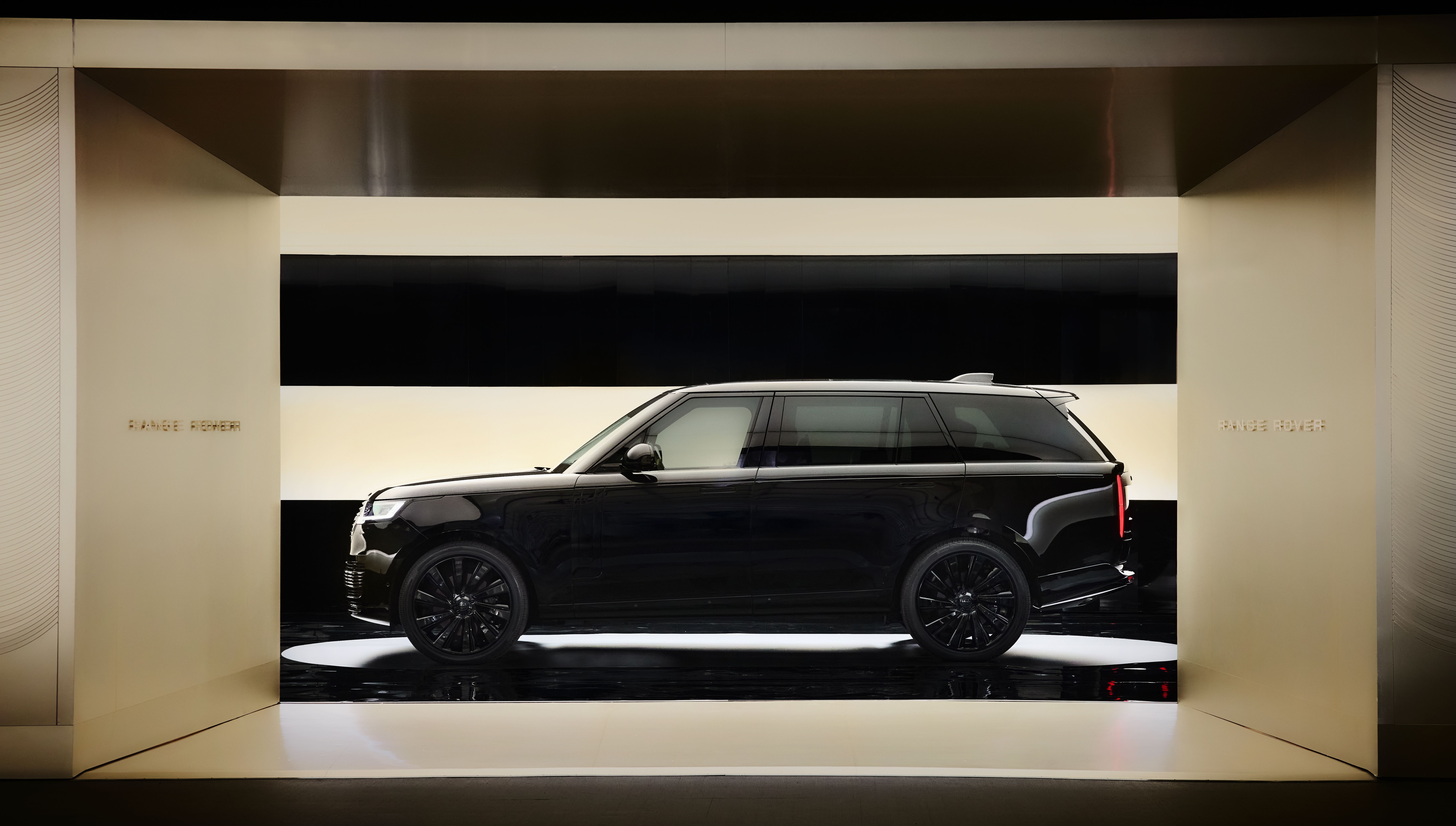 Range Rover SV Black Debuts at Design Miami
